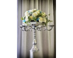 decoration table boule de roses blanche et plume bleu