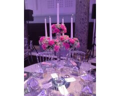 decoration table chandelier cristal fleurs roses rose