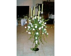 decoration table chandelier fleurs lisianthus lierre