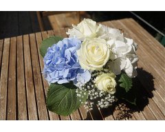 decoration table forme ronde fleurs hortensias blanc et bleu