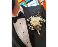 BOUTONNIERE ROSE BLANCHE ET GYPSOPHILLE