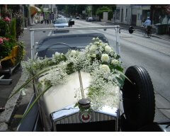 decoration vehicule guirlande de gypsophille.JPG